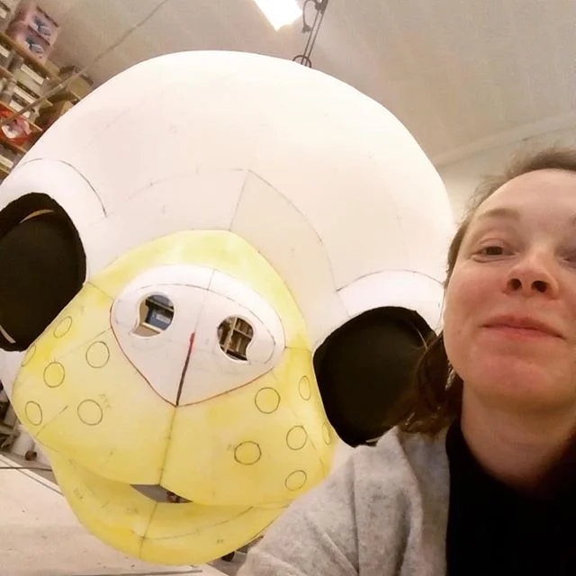 Nettopp kommet hjem etter bes&oslash;k hos #aalborgteater. Scenografi-elementer in the making, av de s&aelig;rdeles dyktige p&aring; verkstedene! Det blir tre kjempestore hunder, med &oslash;yne s&aring; store som rundet&aring;rn! Her er den mellomst