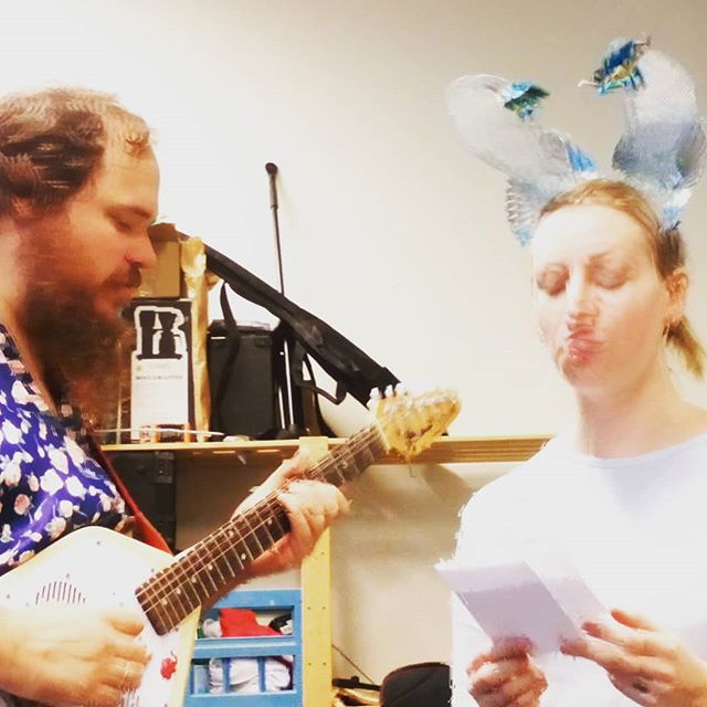 Harvey Steel &oslash;ver p&aring; protest viser med Michael Hare's Psychedelic Rabbit - konsert happening i morgen kl 18 p&aring; Mono! Gled dere!