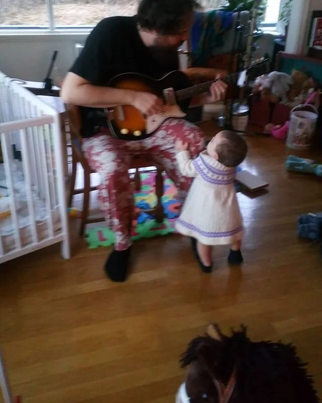 Torsdag 19. mars kl 16 blir det konsert i stua for flere enn Tiril Theloni og meg og gyngehesten. Vi gleder oss! Dere er alle hjertelig velkomne! Kok opp kaffe og tune in: https://facebook.com/events/s/brakkepsych-thomas-bergsten-ha/497682024470994/?