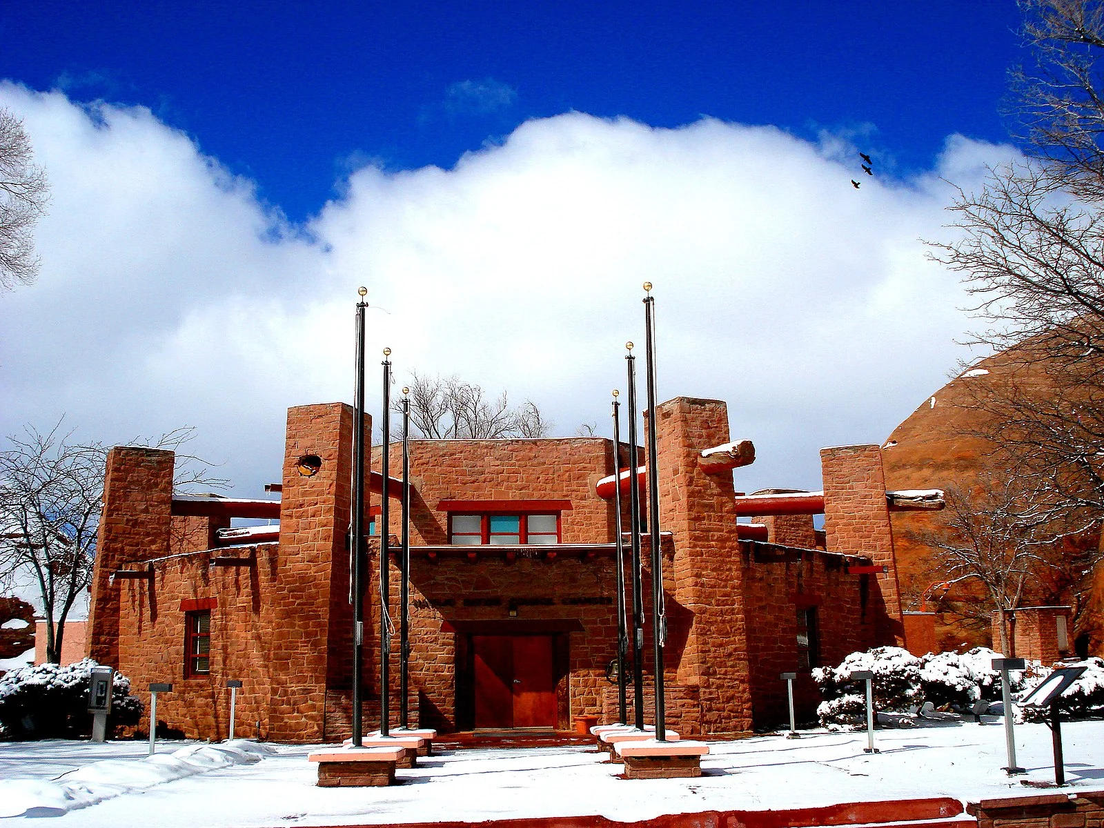 1600px-Navajo_Nation_Council_Chambers_6809_WikimediaCommons.jpg