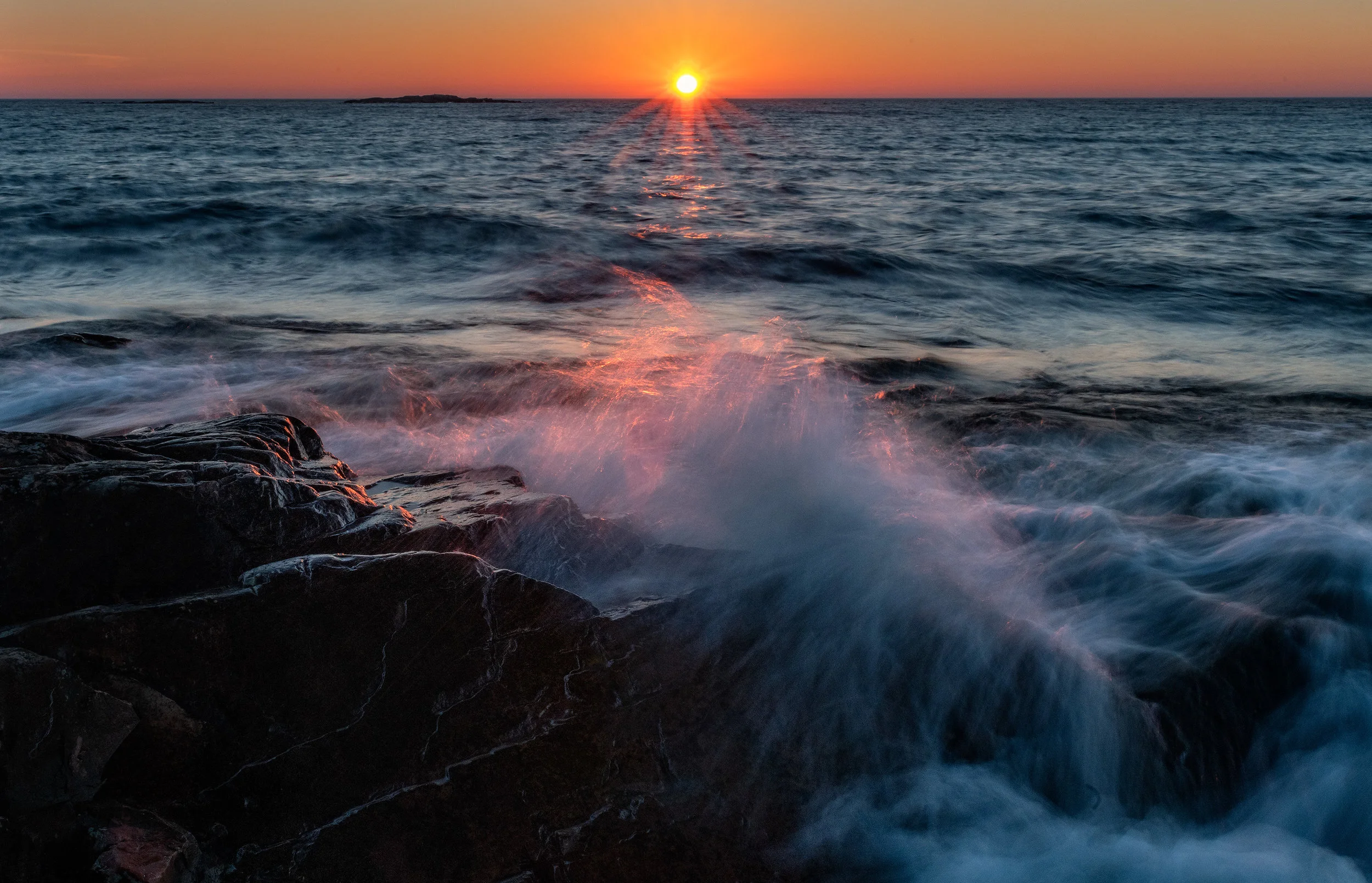 0,4 sekunder. Tamron 24-70 2,8/Nikon 850. Det bör tilläggas att jag även ville åstadkomma en solstjärna vilket medförde att jag använde min minsta tillgängliga bländare (f22) vilket ger mig behov av ytterligare slutartid för en bra exponering. Med en större bländare (f8) hade jag kunnat tagit samma exponering med snabbare slutare men även tappat lite av dom rörelser som finns i dom skuggigare partierna.