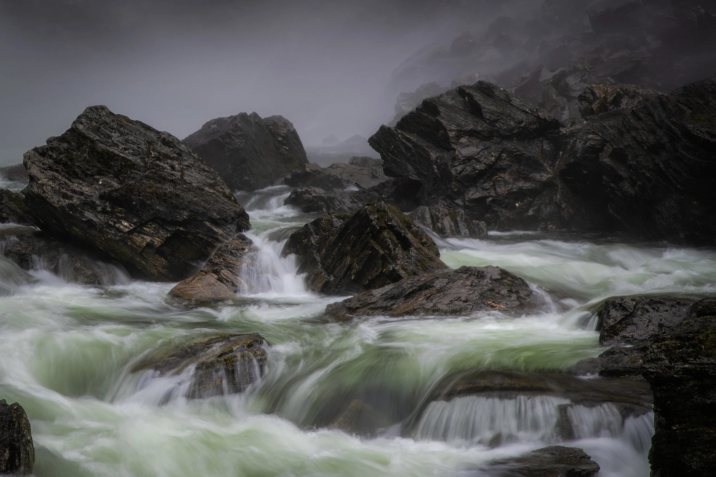 1/4 sekund Tamron 24-70 2,8/Nikon 850. Det är lite spännande att denna har samma slutartid som den övre, i synnerhet då det är betydligt mer bevarad struktur här. Men det var ett mycket högre tryck här och vattnet rörde sig betydligt fortare.