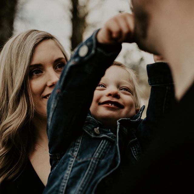 At the gym doing the most boring cardio. Not trying to induce labour just trying to work off my third helping of Thai food last night 💁🏻&zwj;♀️. #pnwphotographer #pnwonderland #wildloveadventures #candidchildhood #lookslikefilmkids #fortlangleyphot