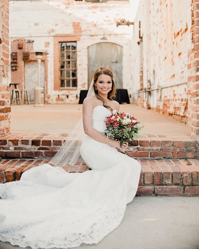 We stand amazed at the beauty of this wedding and how EVERY. SINGLE. SHOT. is perfect! 📸: @katiecoonphotography .
.
. 
#theengineroom #monroega #wedding #weddingvenue #gawedding #industrialchicwedding