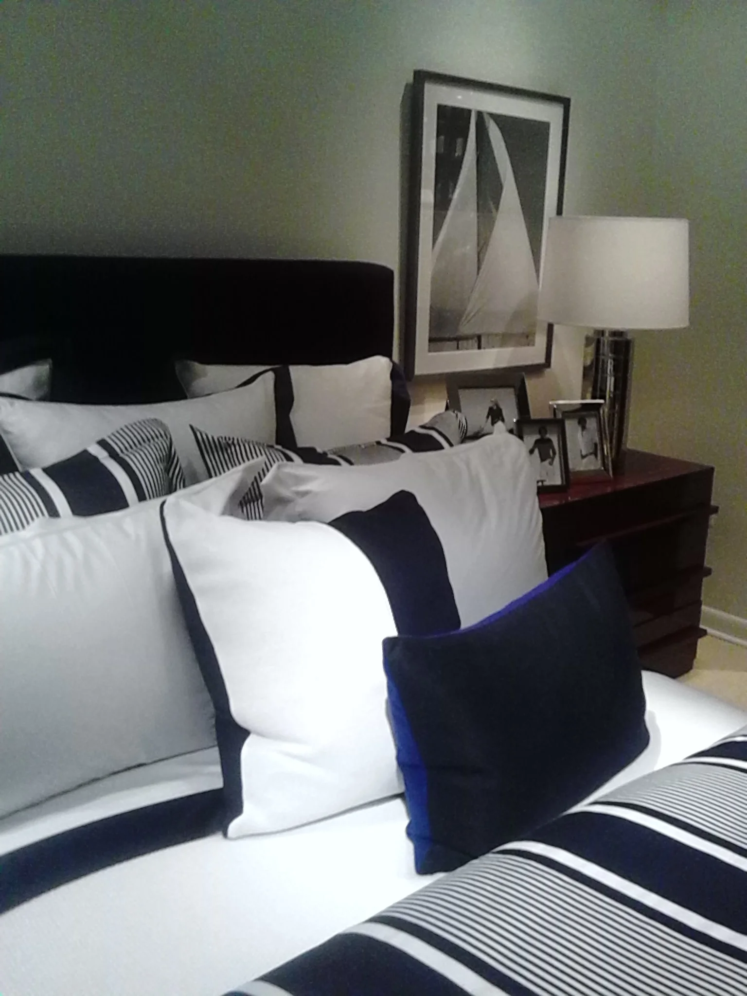 Noir Blanc Interior About