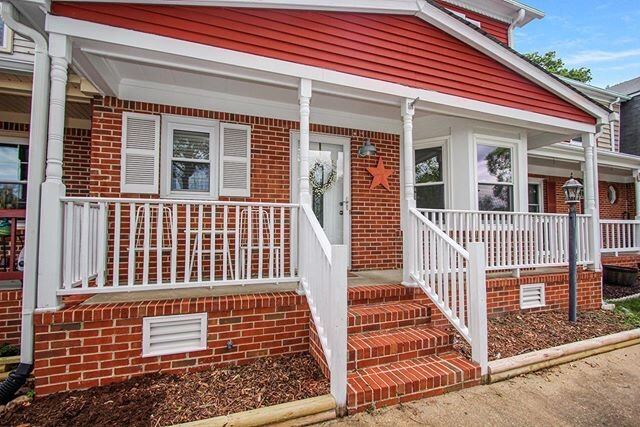 🌟POQUOSON RENTAL🌟
Spacious three bedroom, two and a half bath townhome located in Towne Villas South in beautiful Poquoson! This home includes 2️⃣ large living spaces! 
The formal living room sits at the front of the home with a grand bay window th
