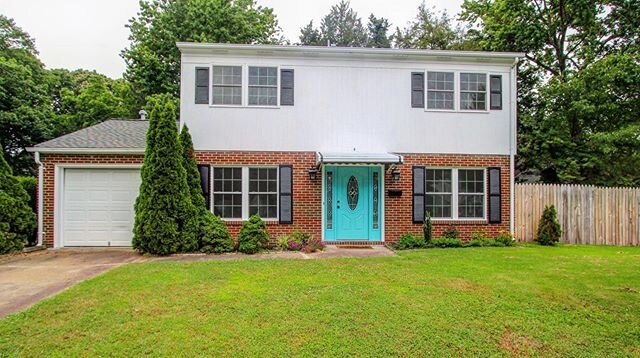 🌟NEW RENTAL IN HAMPTON🌟
This adorable home features 4 bedrooms, 2.5 baths and includes beautiful hardwood floors throughout😍 Enjoy morning coffee ☕️ or evening dinners on the sun porch🌅
Privacy fencing in the lovely shaded back yard, plus loads o