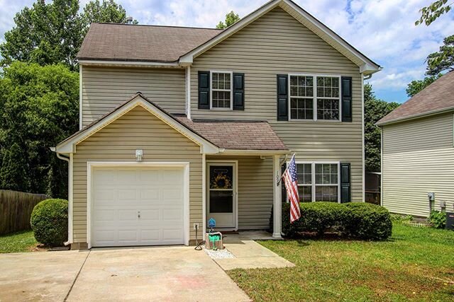 🌟NEW WILLIAMSBURG RENTAL🌟
You are going to love the updates in this beautiful Williamsburg home!🏡 Located in both York County and Williamsburg you&rsquo;ll be close to the interstate, dining, entertainment and military installations👍🏼
The kitche