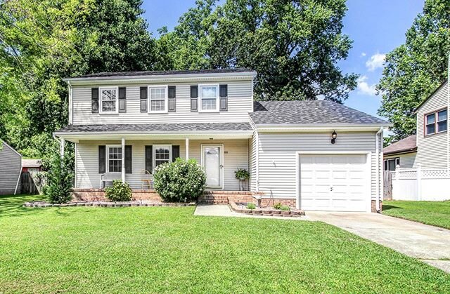 🌟NEWPORT NEWS RENTAL🌟
This traditional two story home is extremely well maintained✨ It features 3 bedrooms, 2.5 bath - located in close proximity to Ft. Eustis and I- 64👍🏼 Large family room with a cozy fireplace. A sliding glass door opens onto a