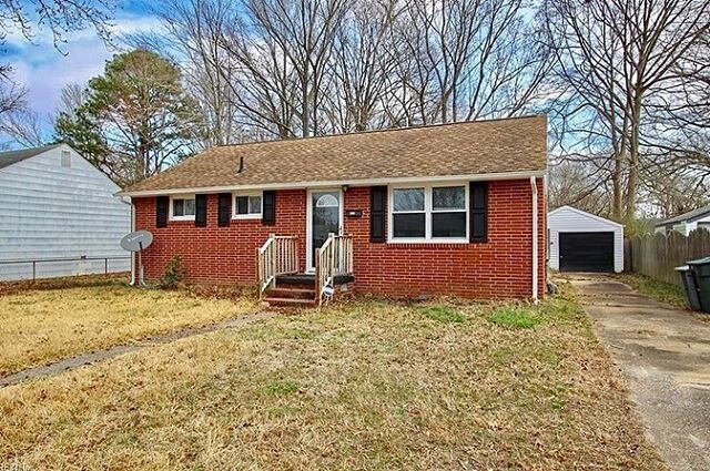 🌟HAMPTON RENTAL🌟
Look at this adorable ranch home in Hampton😍 Complete with updated kitchen and bath features, this home is ready for to be rented👍🏼
The spacious kitchen is complete with stainless appliances, new cabinets, and granite counters. 