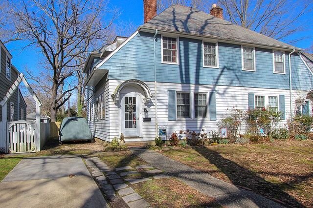 🌟NEWPORT NEWS RENTAL🌟
Have you always wanted to live in Hilton❓ Here's your chance!🎉 This charming and quaint home in the heart of Hilton features 3 bedrooms and 1 bath🏡
The front living room includes a cozy fireplace that opens right to the dini