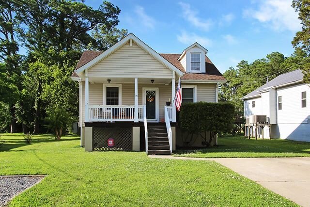 🌟POQUOSON RENTAL🌟
This home is welcoming from the moment you walk in the front door!🏡
Charming rental located in Poquoson. An adorable front porch provides a great first impression!🤩 You will find the spacious living room light up with natural li