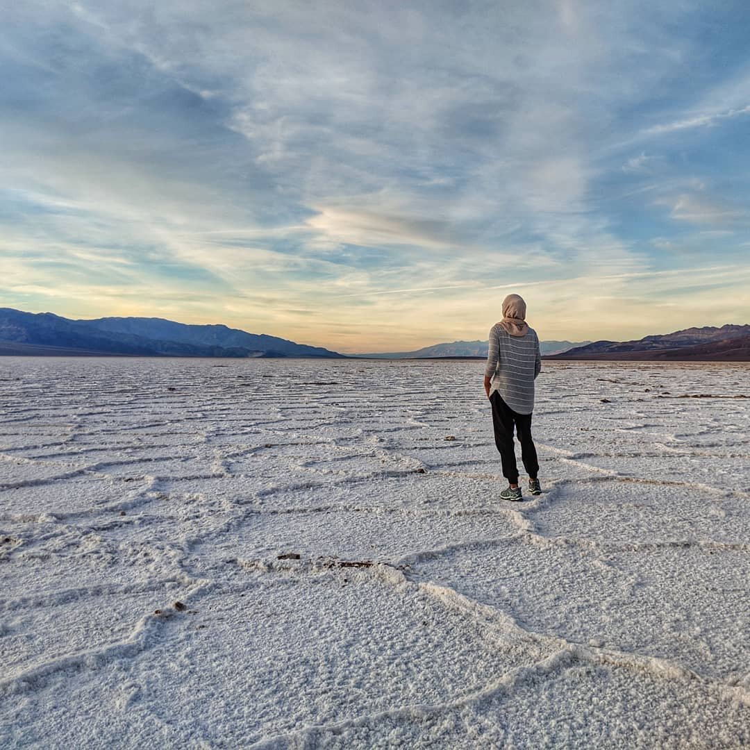 Something about desolate landscapes is so inspiring. Among vast empty spaces you realise the smallness of yourself and the grandeur of nature.
.
.
.
.
.
.
.
.
.
#badwaterbasin #deathvalley #desert #saltflats ##beautyallaround #thehappynow #darlingdai