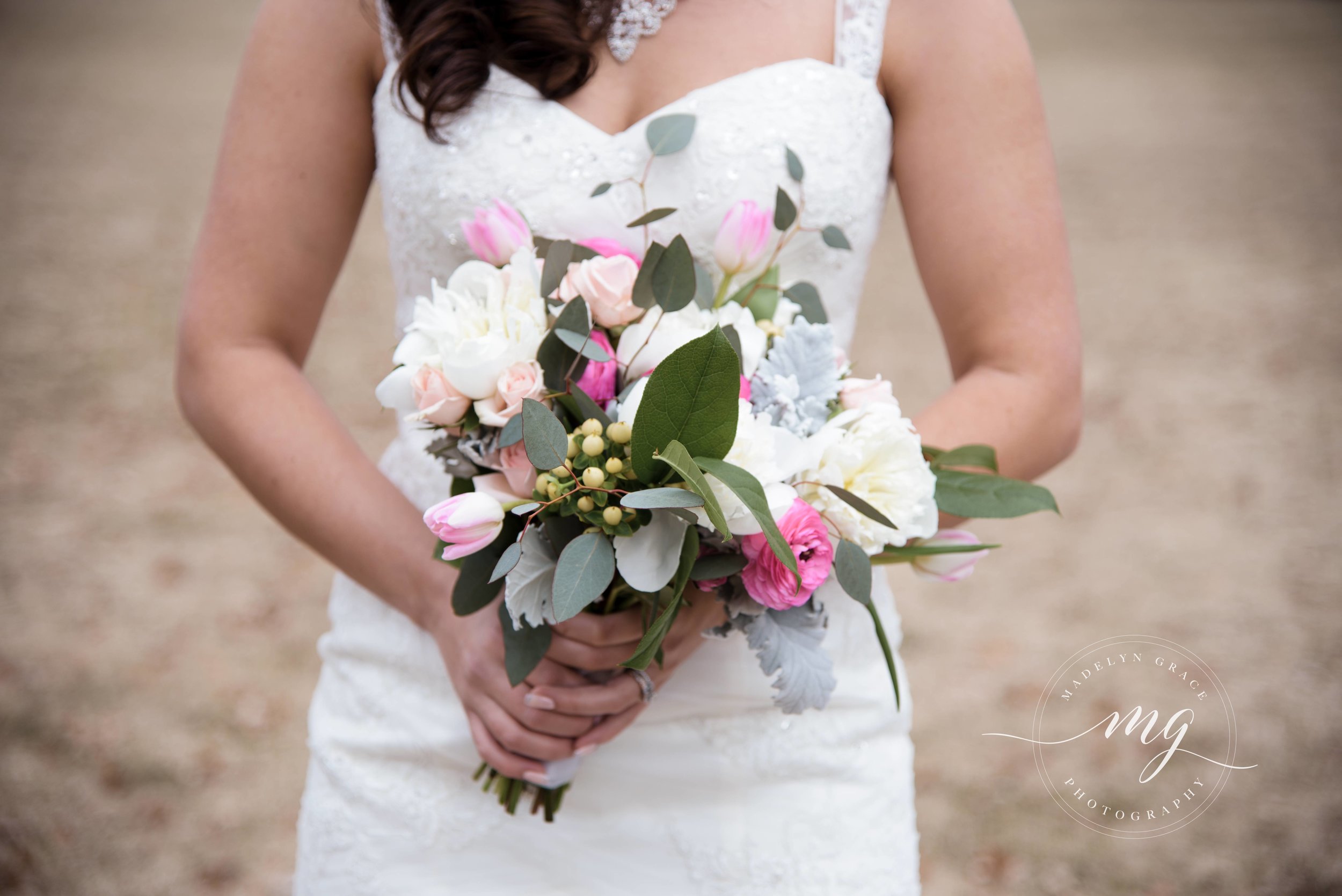 Michigan_wedding_photographer_bride_bouquet.jpg