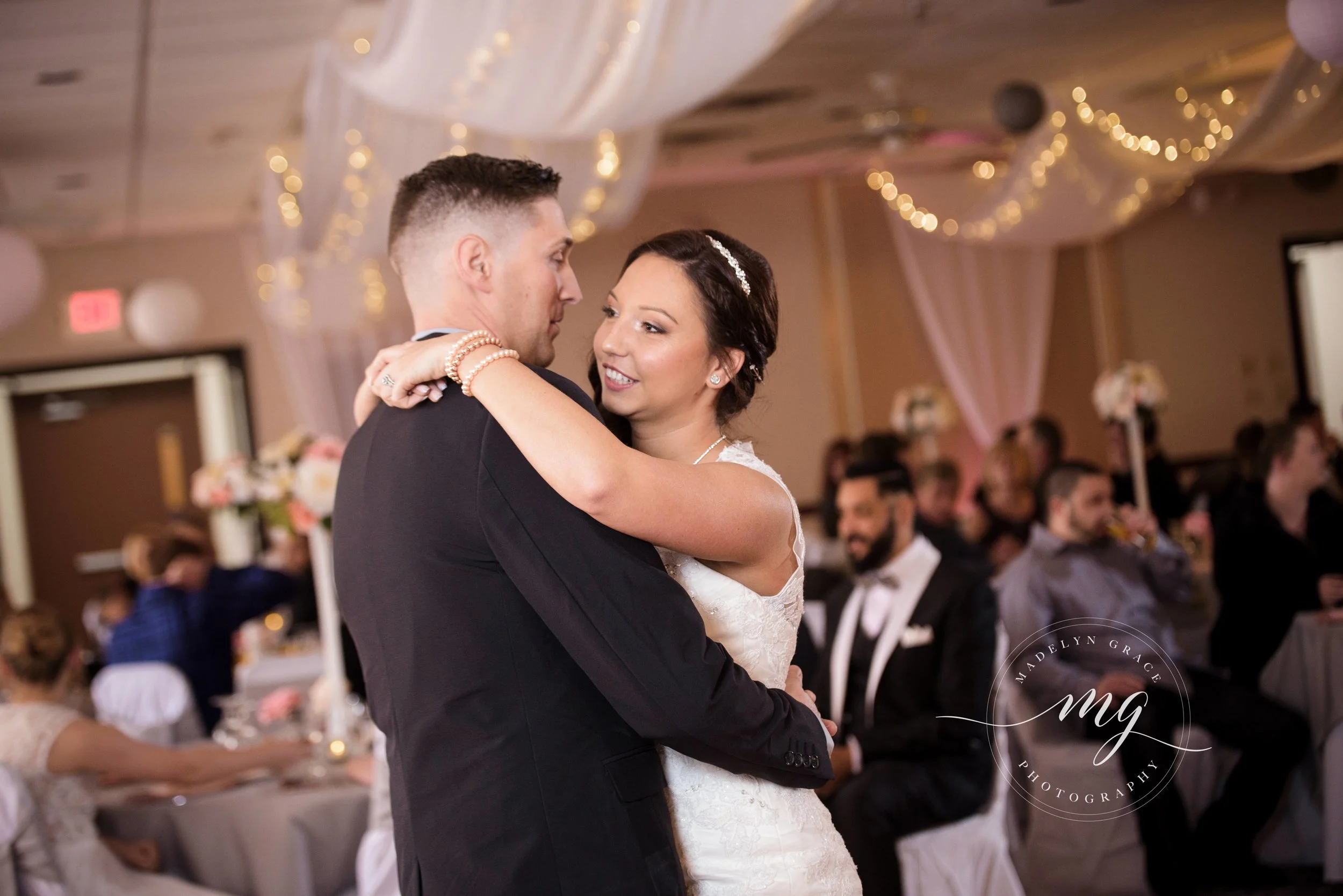 Michigan_wedding_photographer_first_dance.jpg