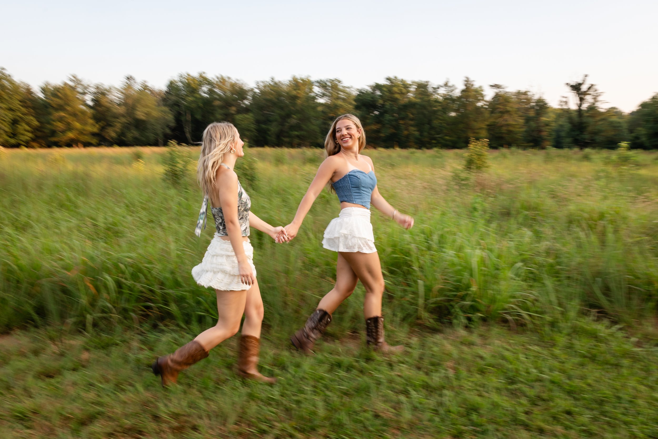 Best Friends at a Senior Photography Session _ Desiree Hoelzle Photography