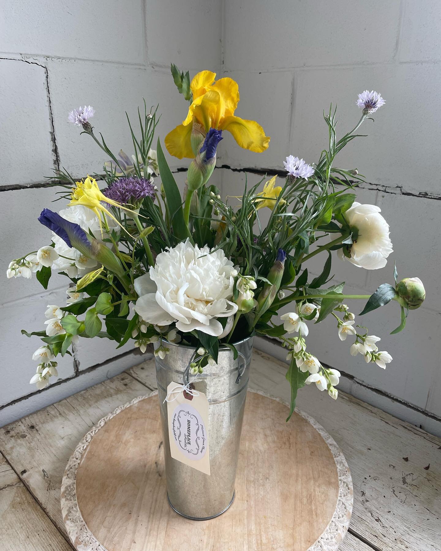 Loving the combination of flowers we have right now. Field to vase friends! The photos of this yellow iris just do not do it justice. It&rsquo;s shimmering&hellip; #iris #peony #blooms #flowerfarm #farmerflorist #missourigrownflowers