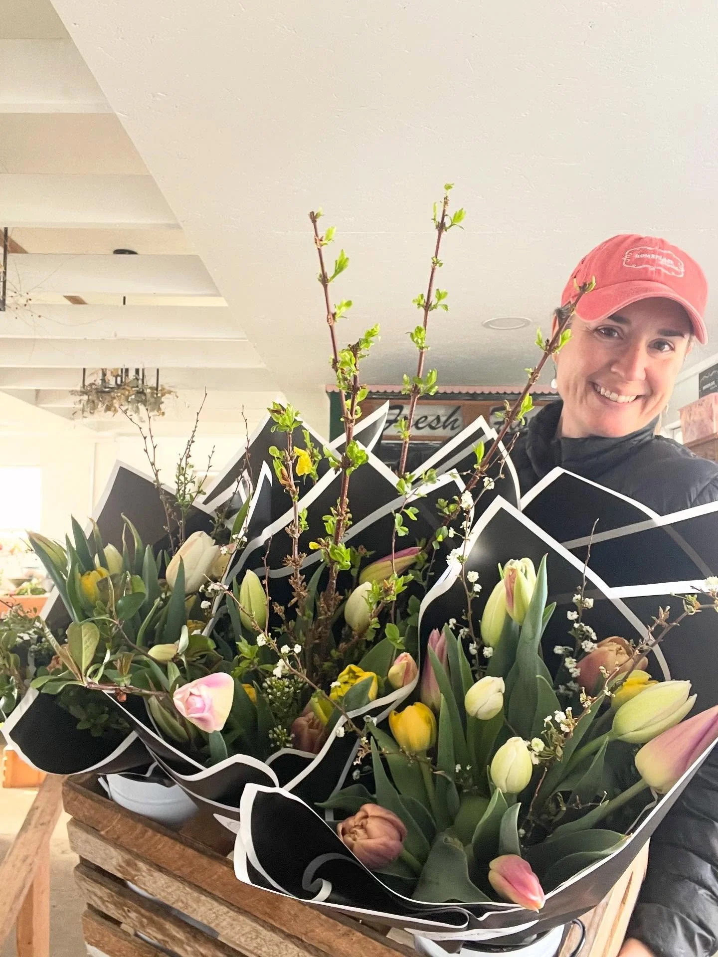 Just dropped these beauties @nestinggoods ! Perfect for your Easter table. #springflowers🌷 #missourigrownflowers #easterflowers #slowfloralstyle #locallygrownflowers