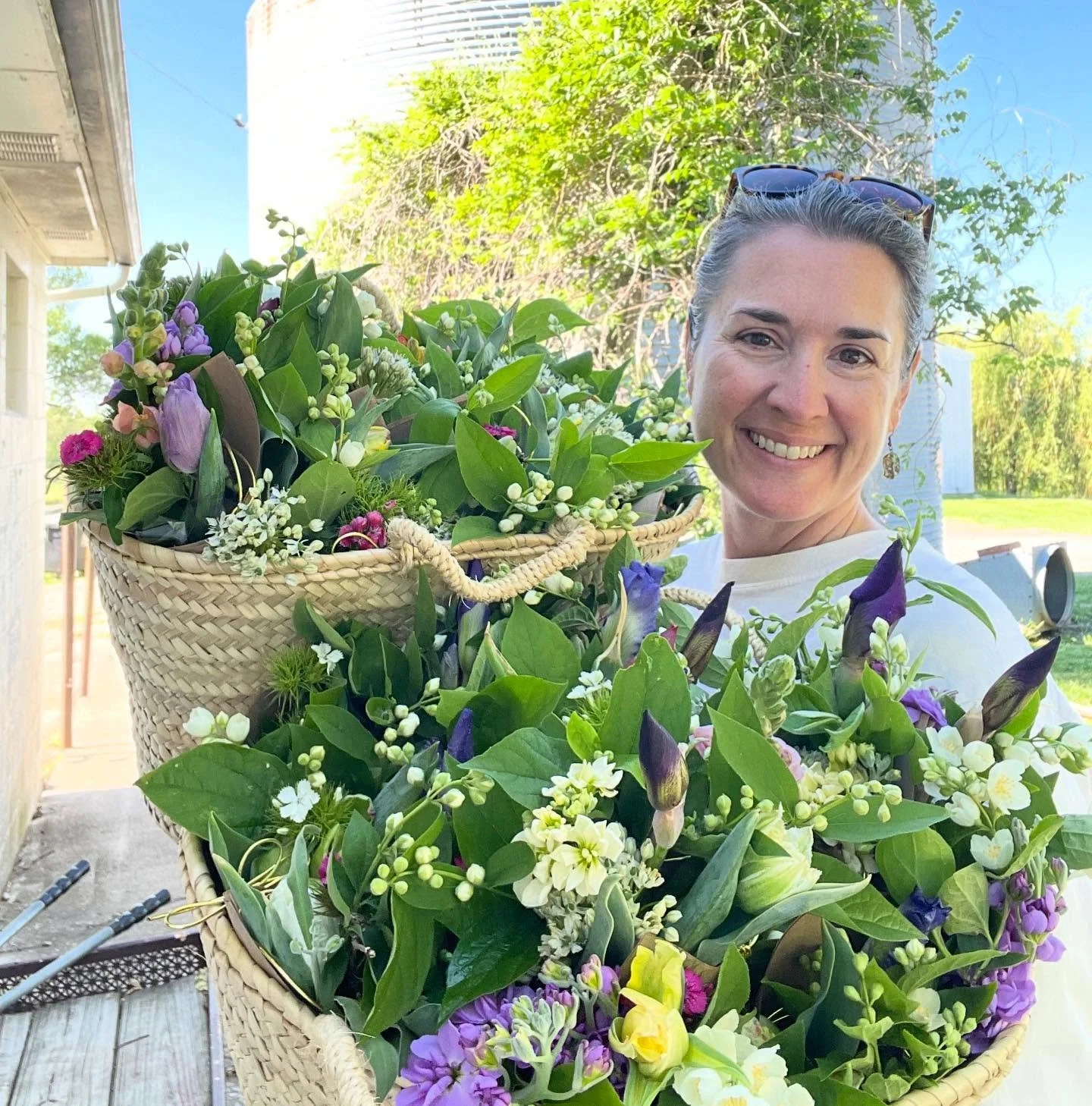 Happy May Day! These adorable hanging bouquets are available exclusively @nestinggoods today. Many are already spoken for grab yours while they last! #mayday #maydayflowers🌼🌺🌸 #missourigrownflowers #shoplocal #locallygrown