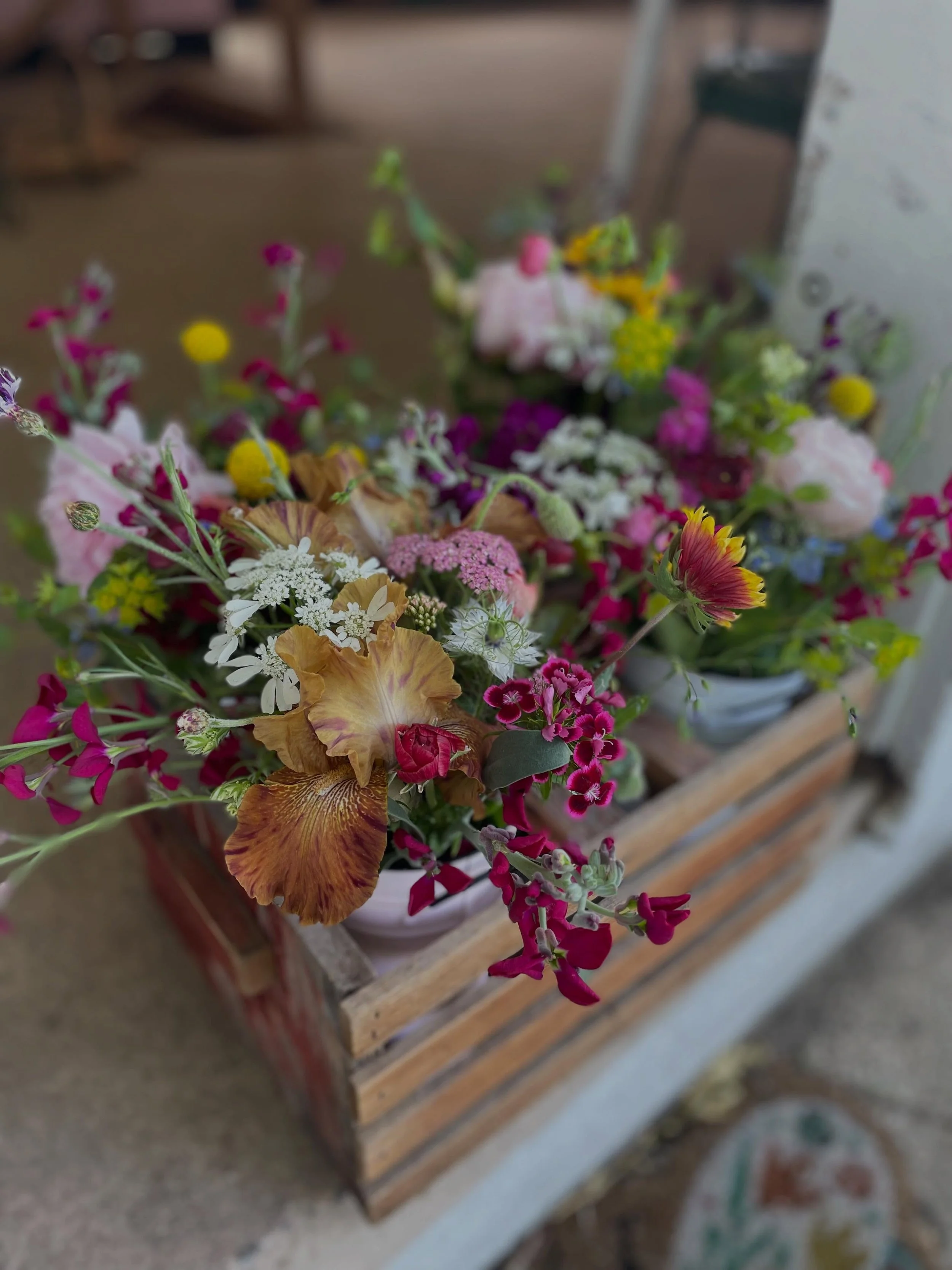 Just dropped a few bouquets @nestinggoods ! They are open 10-3 today. There are ranunculus in every bouquet. 🤗 Get yours while you can! #worththewalk #shoplocal #missourigrownflowers #slowflowers #springflowers🌷