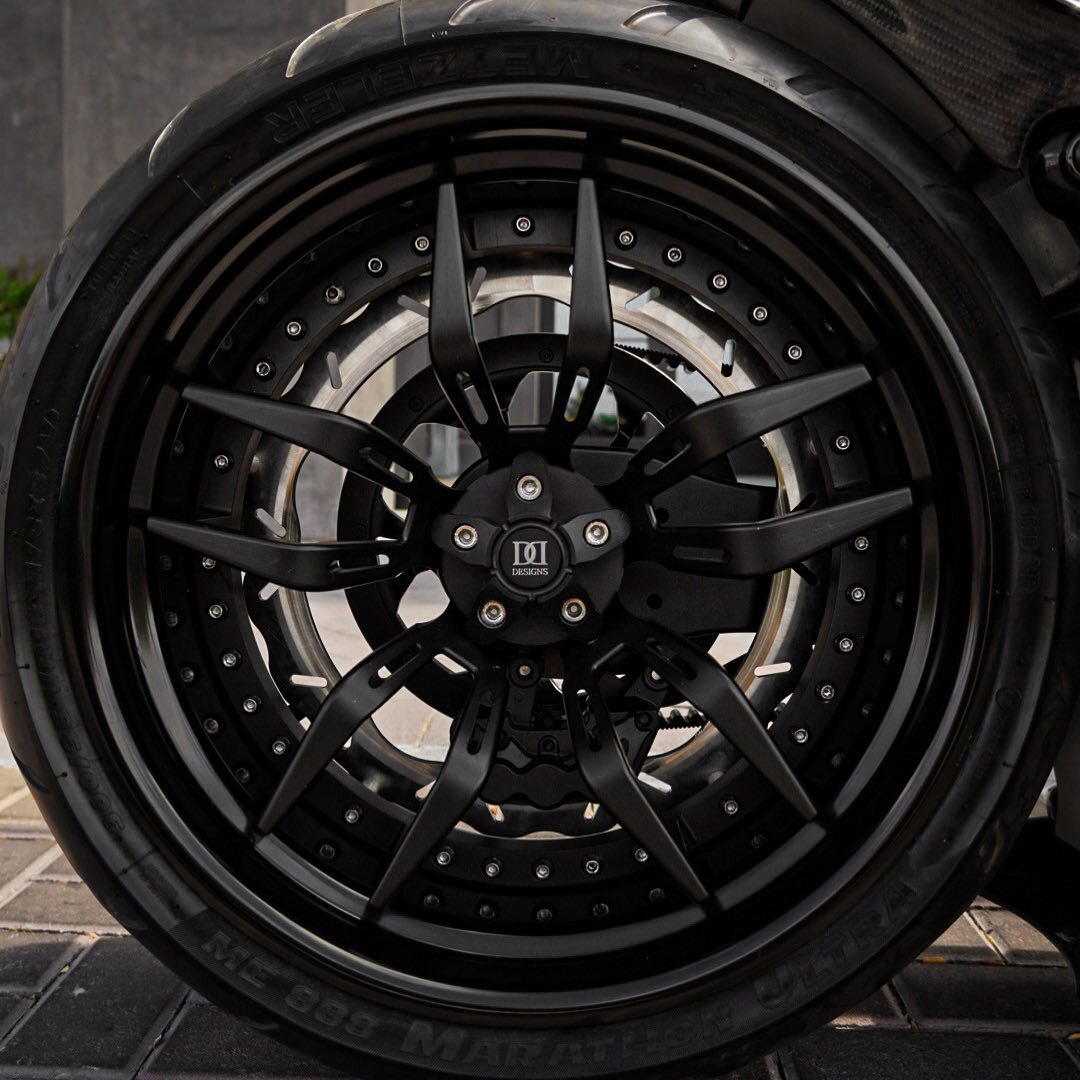 Close up of the rear wheel on the single-sided swingarm build 🕷⛓

#DDDesigns #DiabloBuild #Custom #HarleyDavidson #Nightrod #LasVegas #Carbon #SingleSidedSwingarm #1250cc