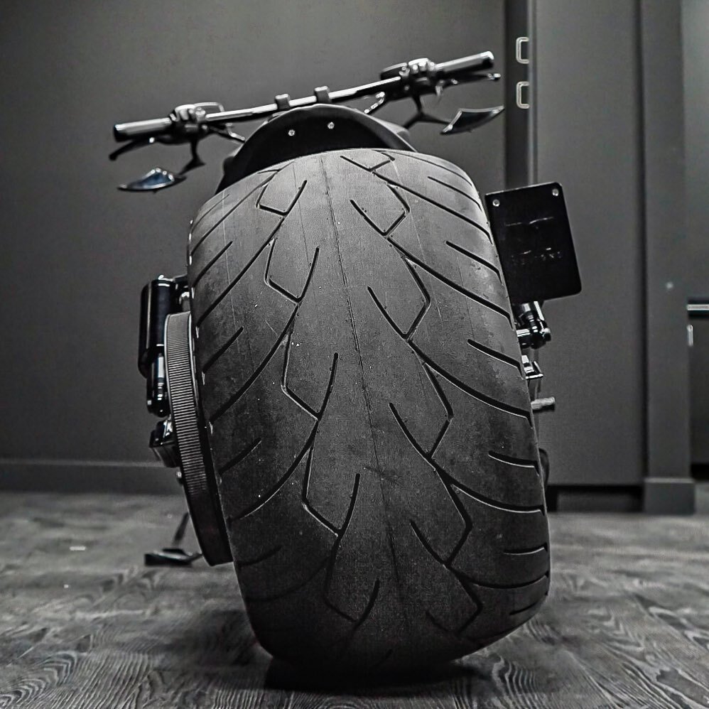 Who needs a 360mm fat tire in their life? 🤘🏽⛓ 

#DDDesigns #360mm #FatTire #HarleyDavidson #Nightrod #BatManBike #BatBike #LasVegas #Vrod #Custom