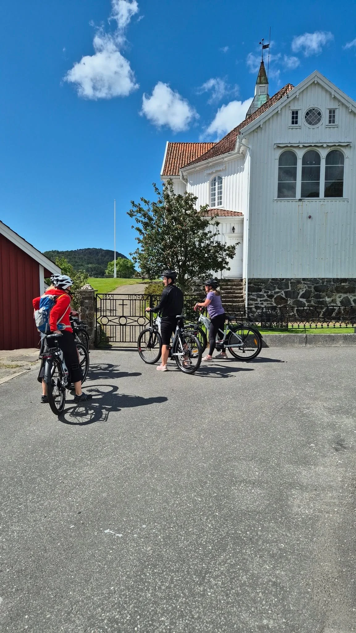 🚴&zwj;♀️ Guidet elsykkeltur p&aring; Hidra

Opplev Hidra p&aring; to hjul &ndash; i rolig tempo og med gode historier underveis.
P&aring; v&aring;re guidede elsykkelturer tar vi deg med gjennom vakre landskap, sjarmerende tettsteder og spennende his