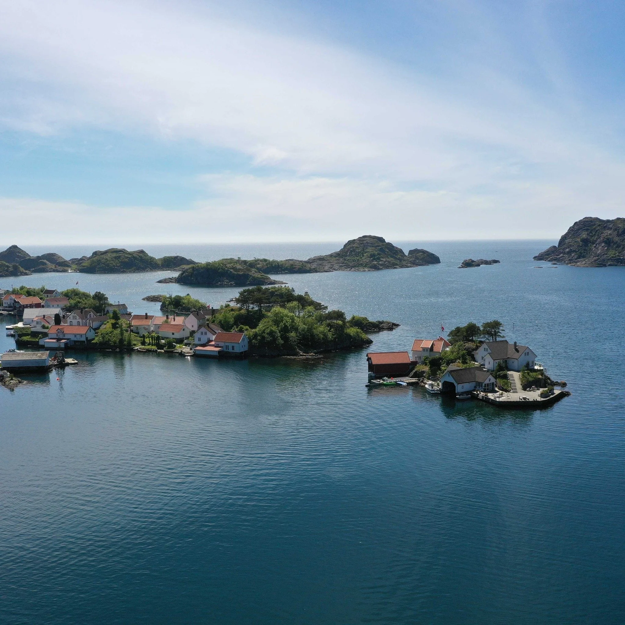 Her ute &ndash; p&aring; sm&aring; holmer langs kysten &ndash;
har mennesker bygget liv i takt med havet 🌊

Fiske, v&aelig;r og fellesskap har formet hverdagen.
Og sporene ser du fortsatt i dag.