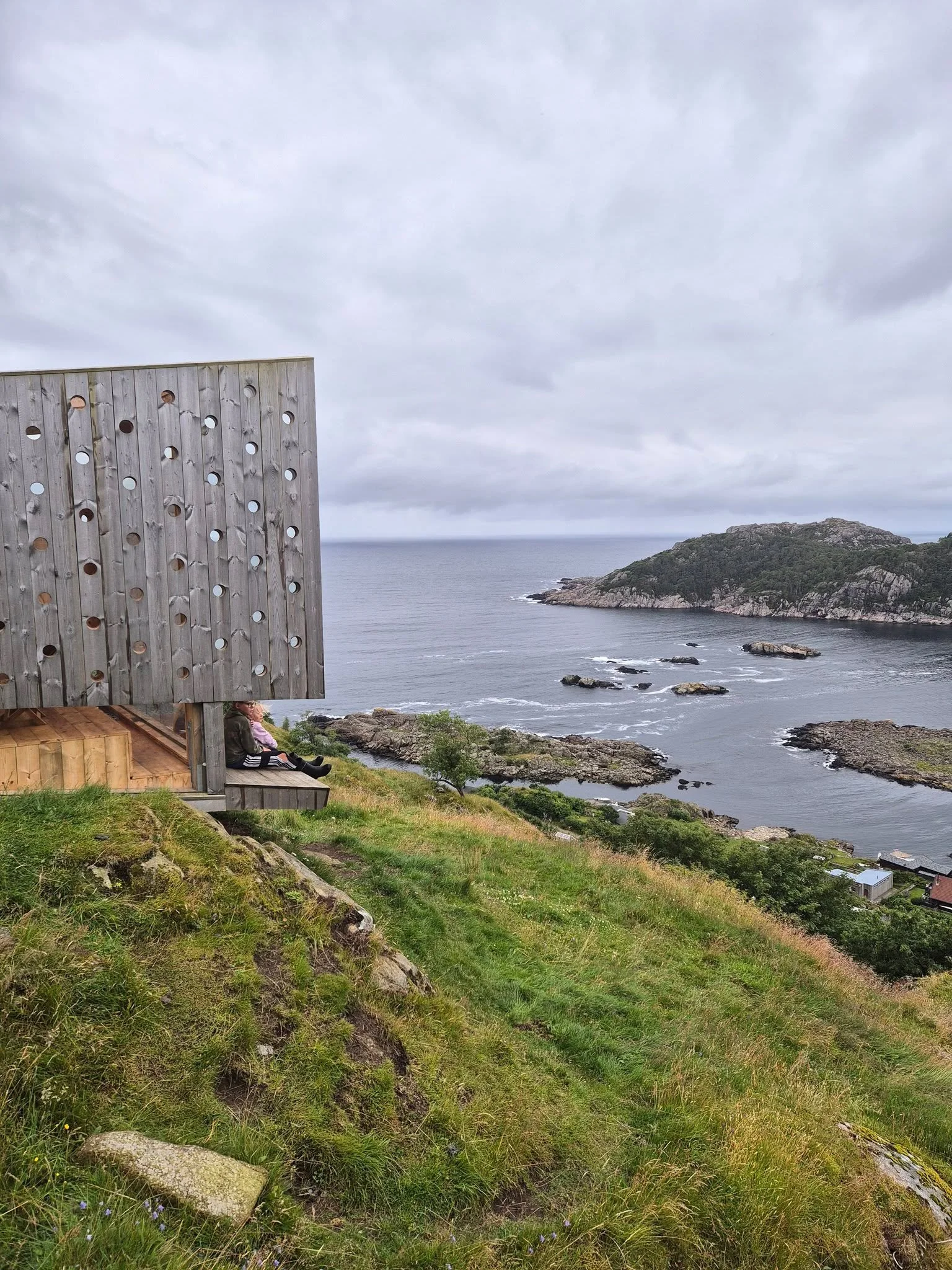 En overnatting litt utenom det vanlige 🌿

Utsyn gir deg n&aelig;rhet til naturen &ndash;
og en opplevelse du tar med deg videre.