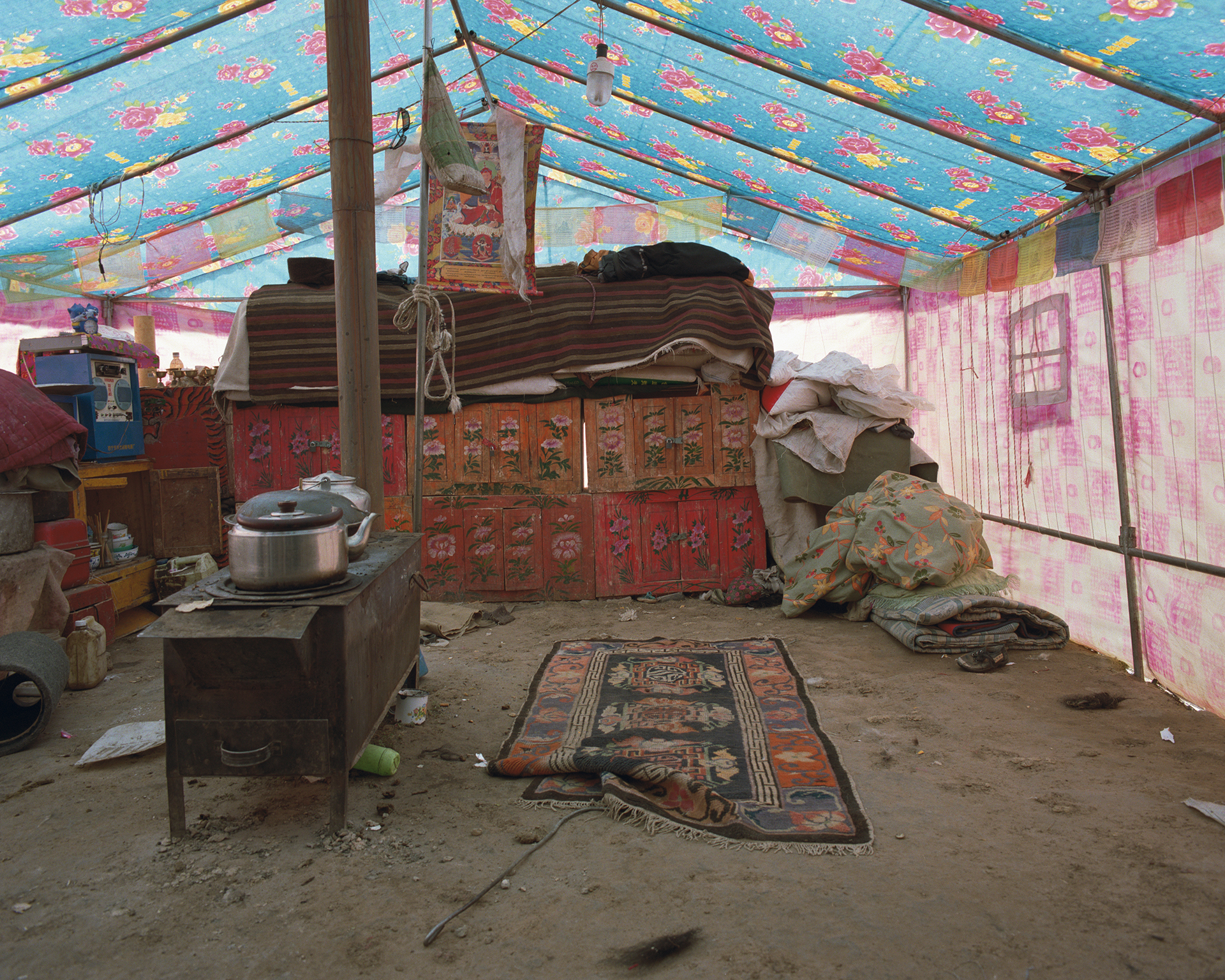 Guizhou, Madoi - tent with carpet