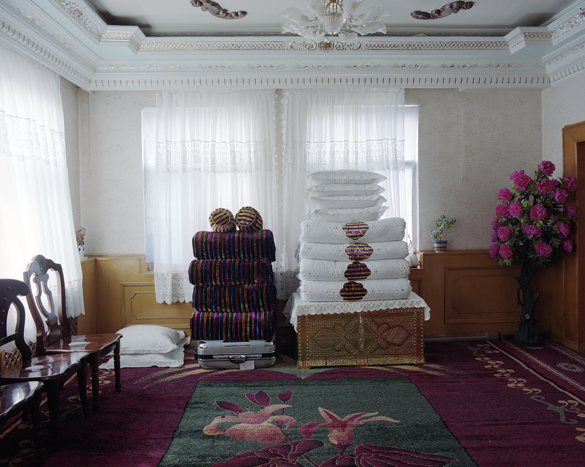 2007 Xinjiang - Lining is in the Ili valley -a (rebellious) border region. A strong flavor of Central Asian luxury can be felt i many places.