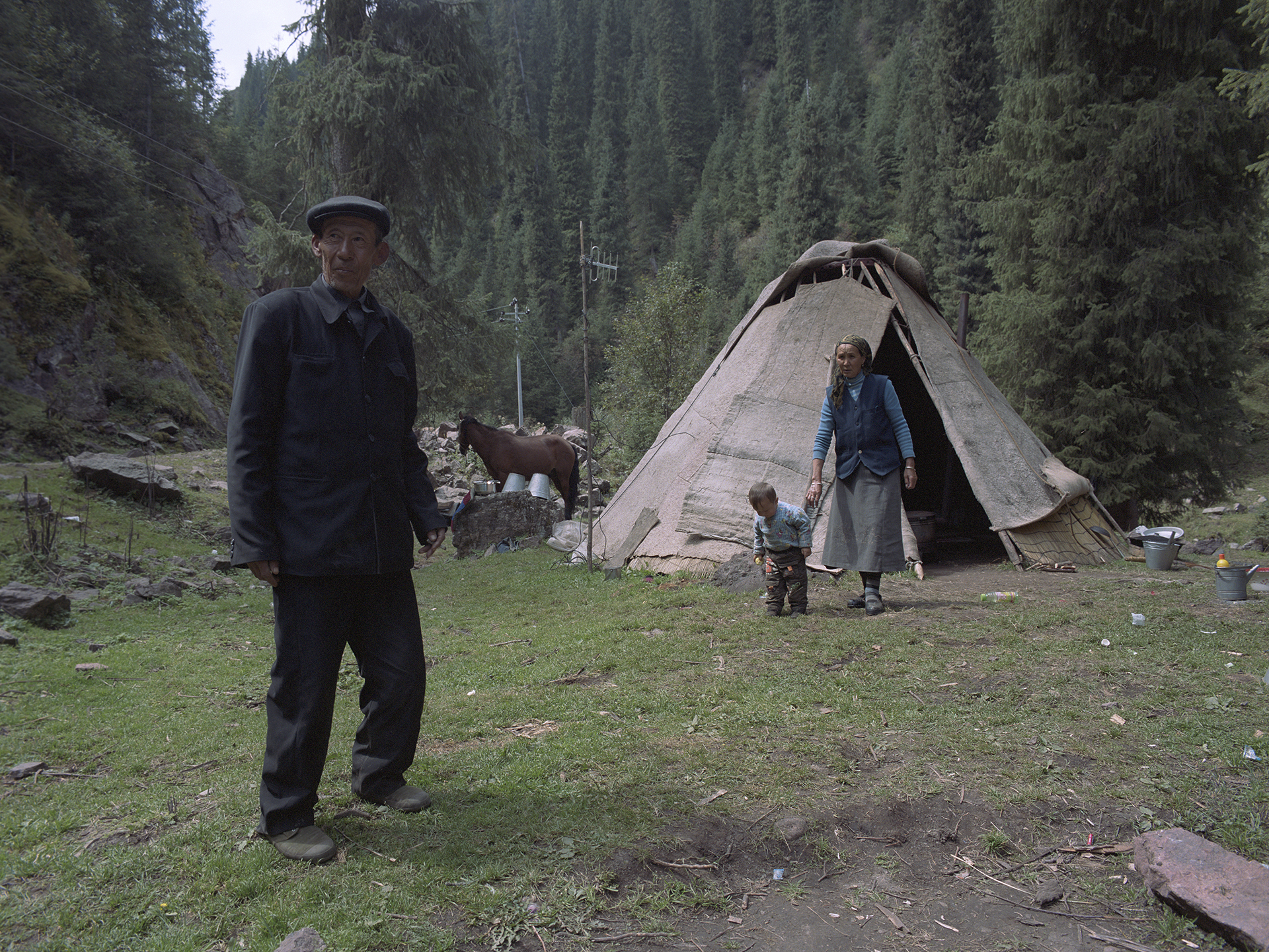 2007 Xinjiang - Luo Ka Si Mi and his family.