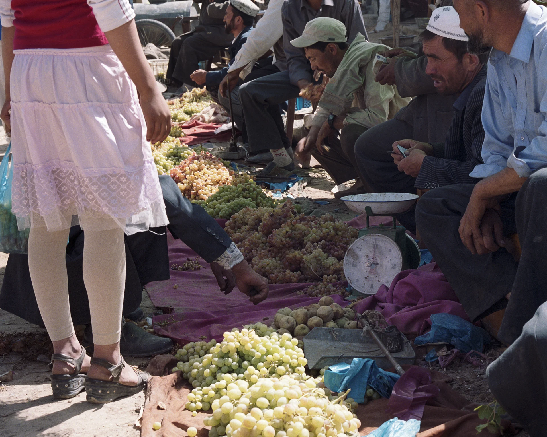 2007 Xinjiang - Kokyar grape market.