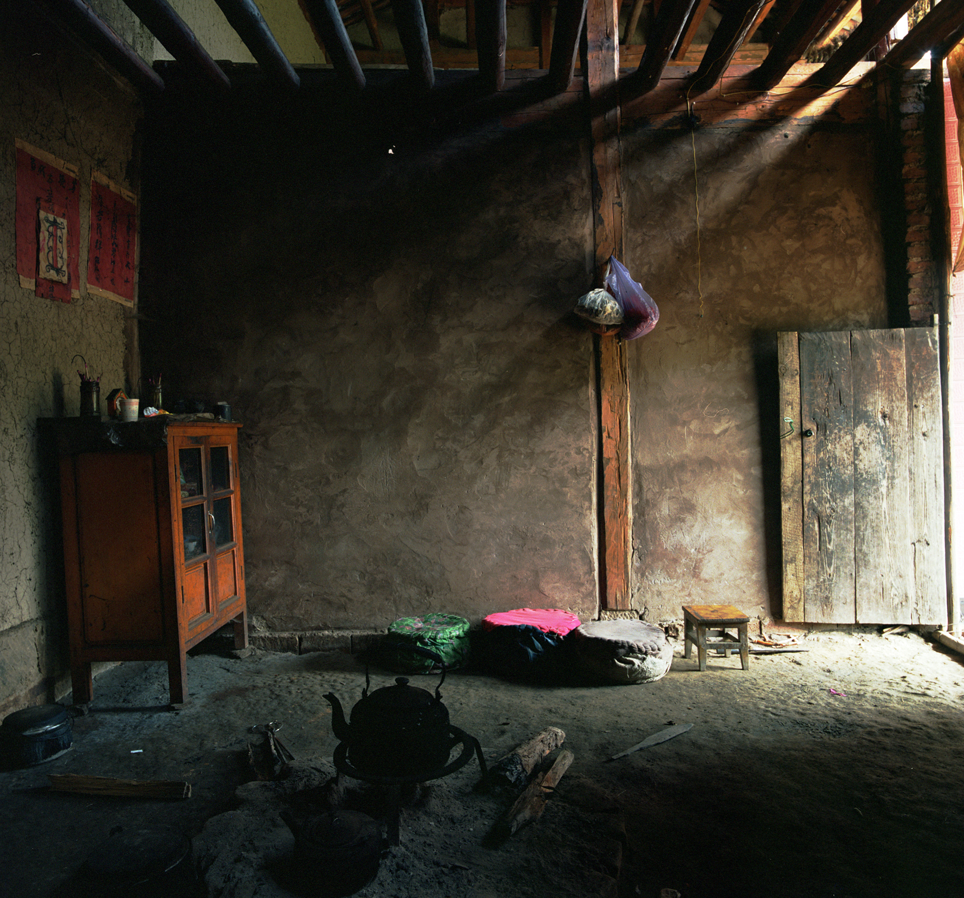 Yunnan 2008 - living room/kitchen in a Lezo village.