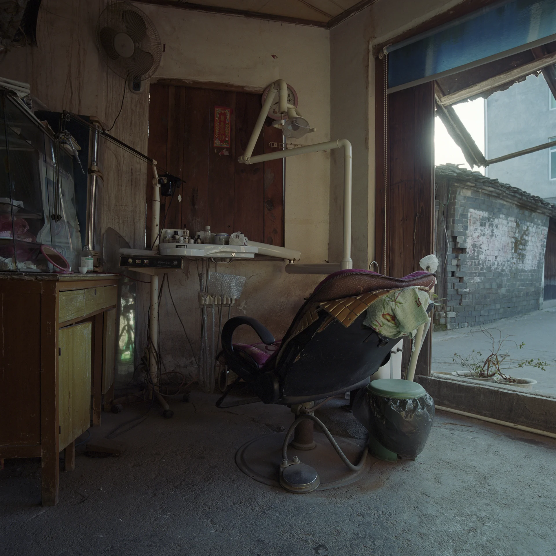 2009 Fujian - the dentist.
