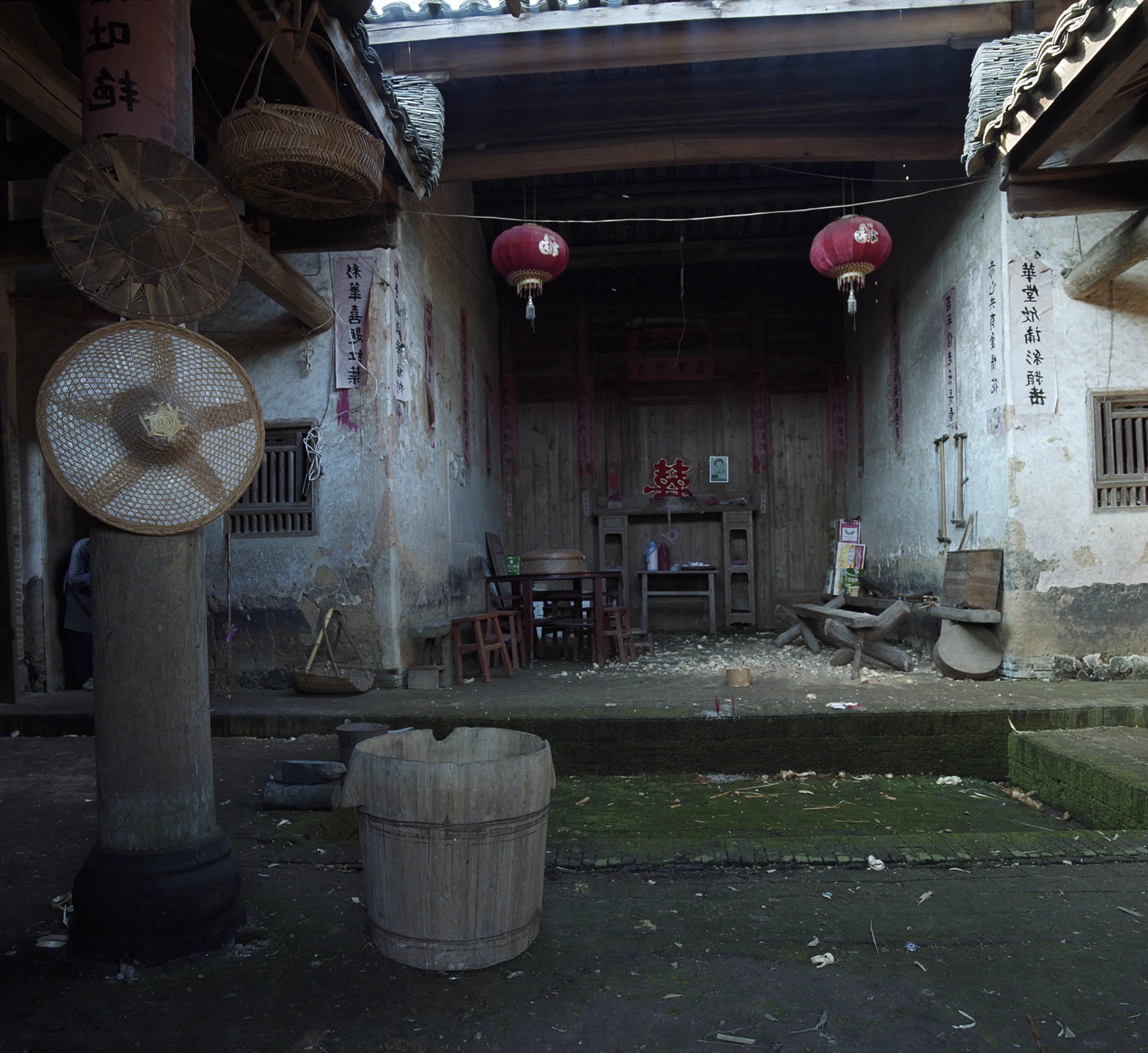 2009 Fujian -Communal court and water basin. Rain water was collected here.