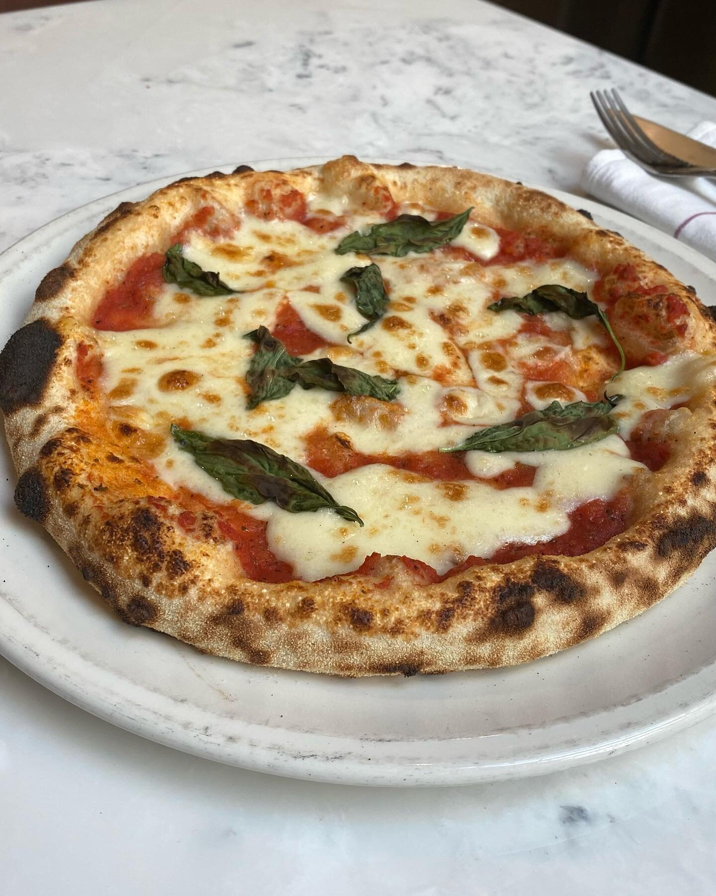 𝕄𝔸ℝ𝔾ℍ𝔼ℝ𝕀𝕋𝔸

Here&rsquo;s an inside look on our chef preparing a classic Margherita pizza. 

Click on the link in our bio to find out the background story behind Esposito 75 on our pizza section! It&rsquo;s definitely a must-read for all you pi