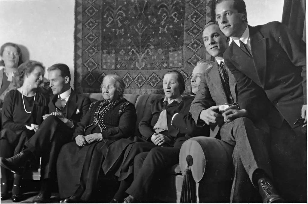 Oikealta: Kalevi Jäntti , Lauri Jäntti , Jalmari Jäntti , Hildur Jäntti , Maria Jäntti , Yrjö Jäntti , Elsa Puuska-Jäntti ja Eija Särkilahti , noin vuonna 1930