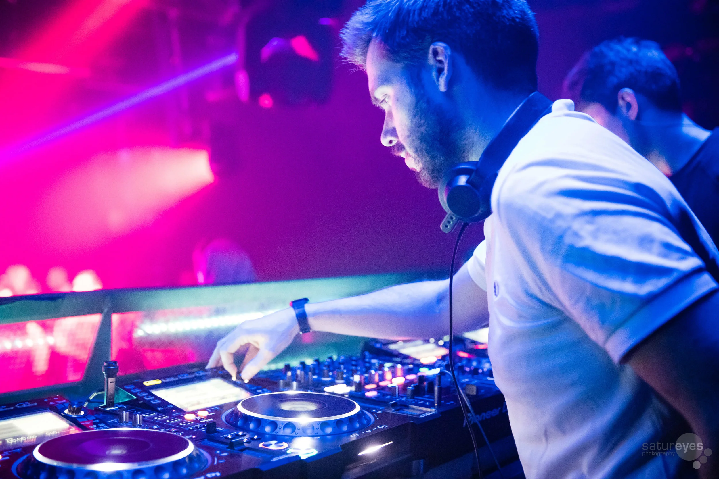 Max EMax's clients include; Spotify at Amika, Olympic Speedo party/Kensington Roof Gardens, Beach Blanket Babylon- warmup for the Freemasons, Home House (Princes William and Harry), Madame JoJos, LoungeLover NYE, Gilgamesh, Mandarin Oriental, Rich M…