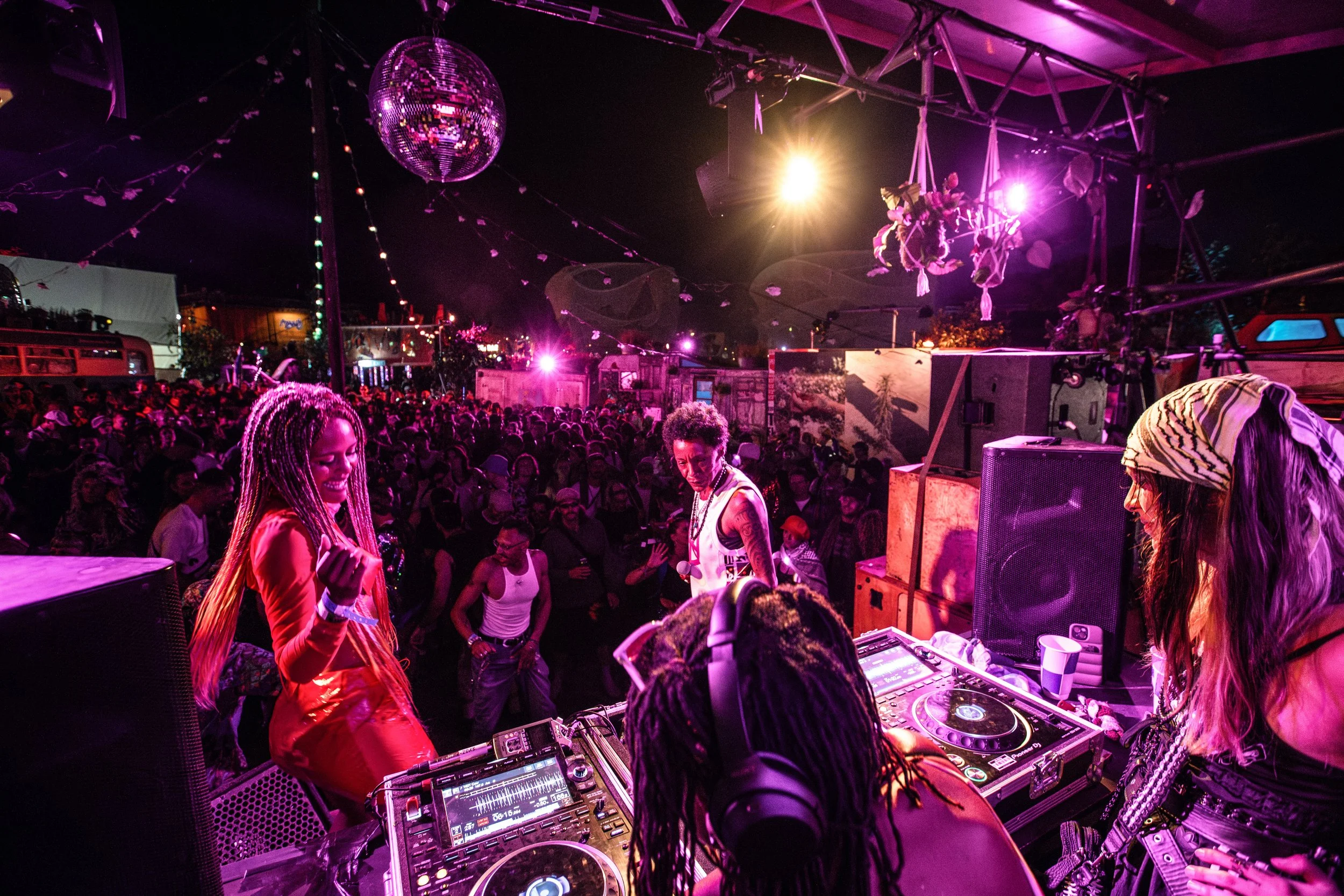 SHANGRI-LA 2025.GLASTO.SARAHGINN.90.jpg