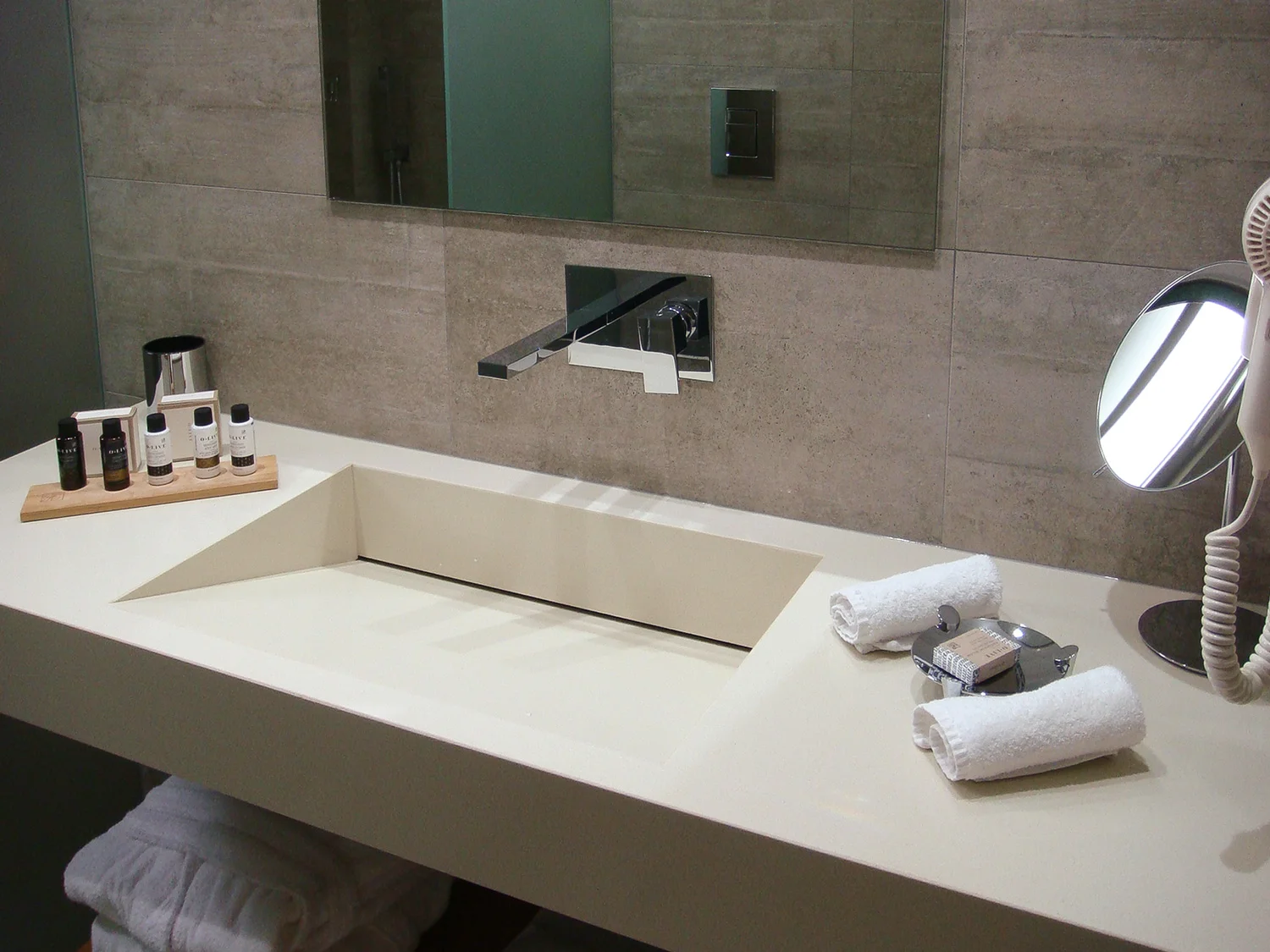 R111-Bathroom-Basin.jpg