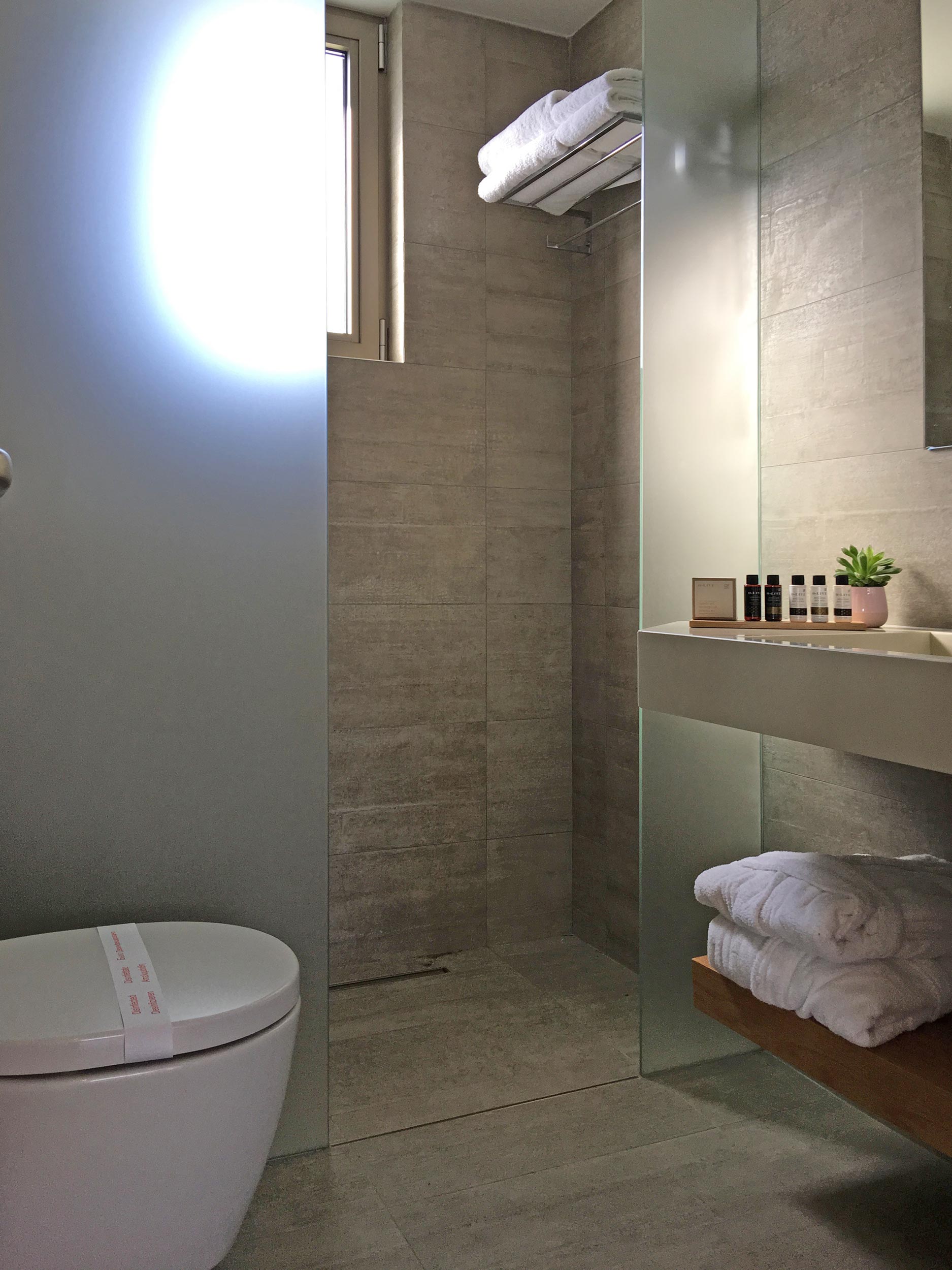 R111-bathroom.jpg