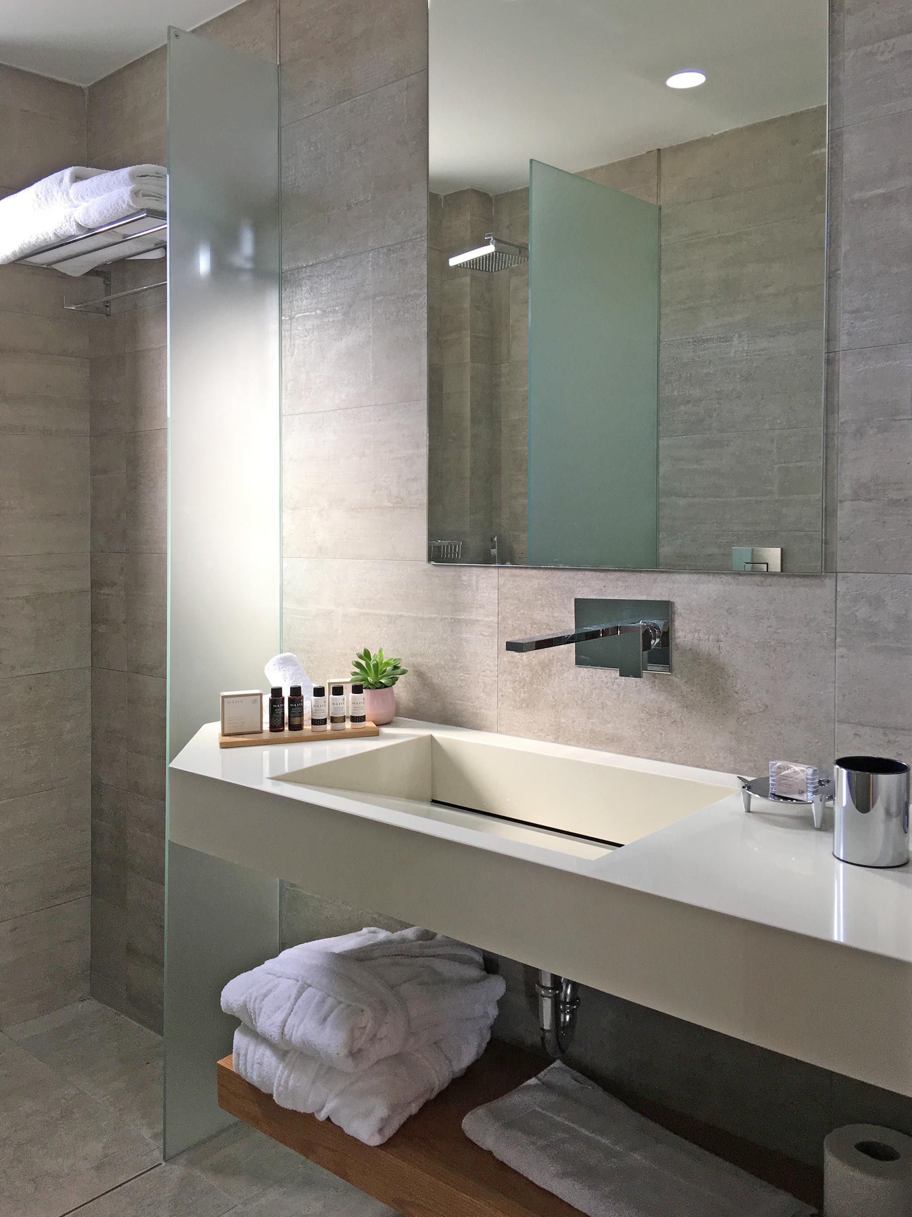 R111-bathroom3.jpg