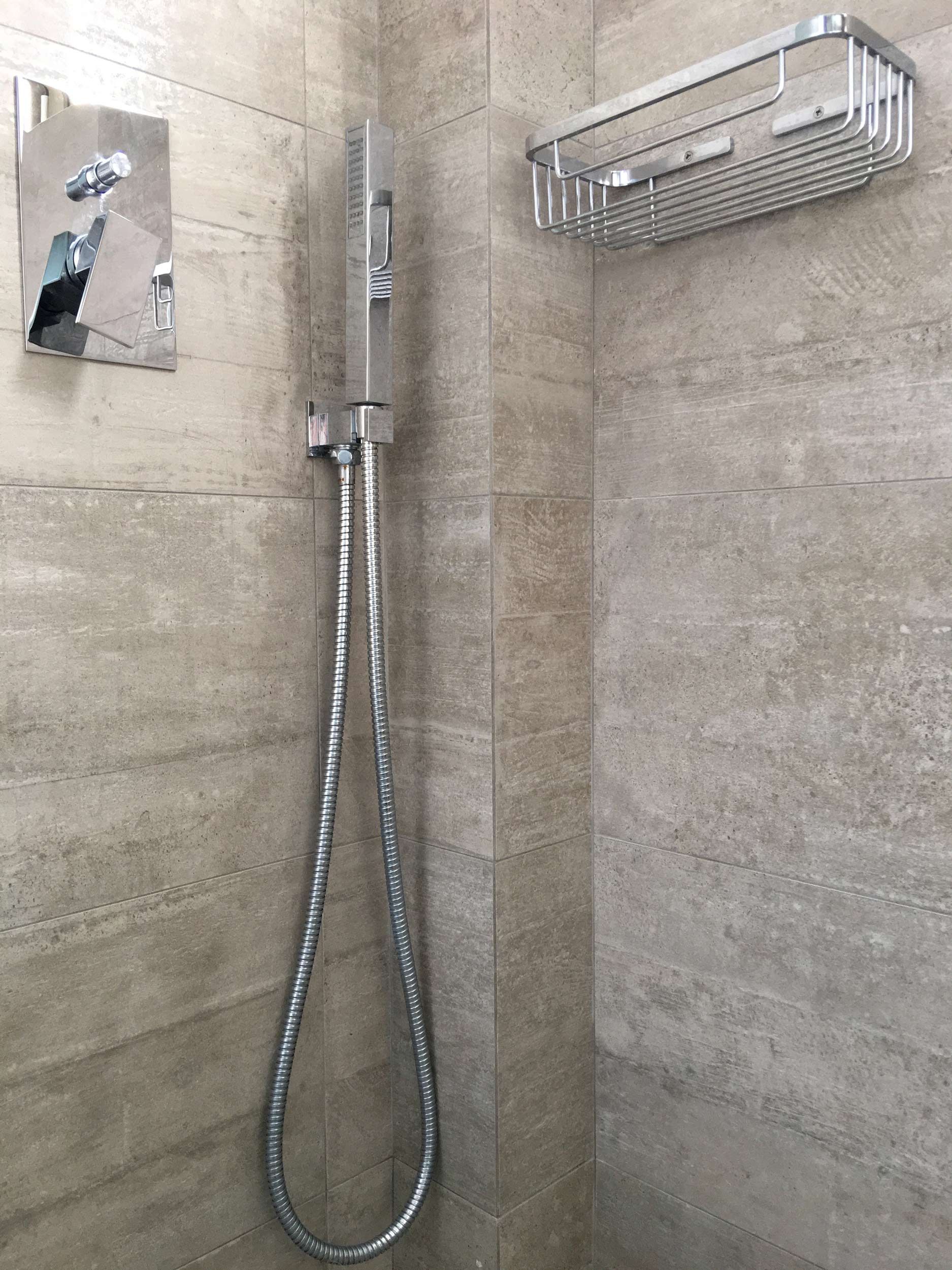 R111-shower.jpg