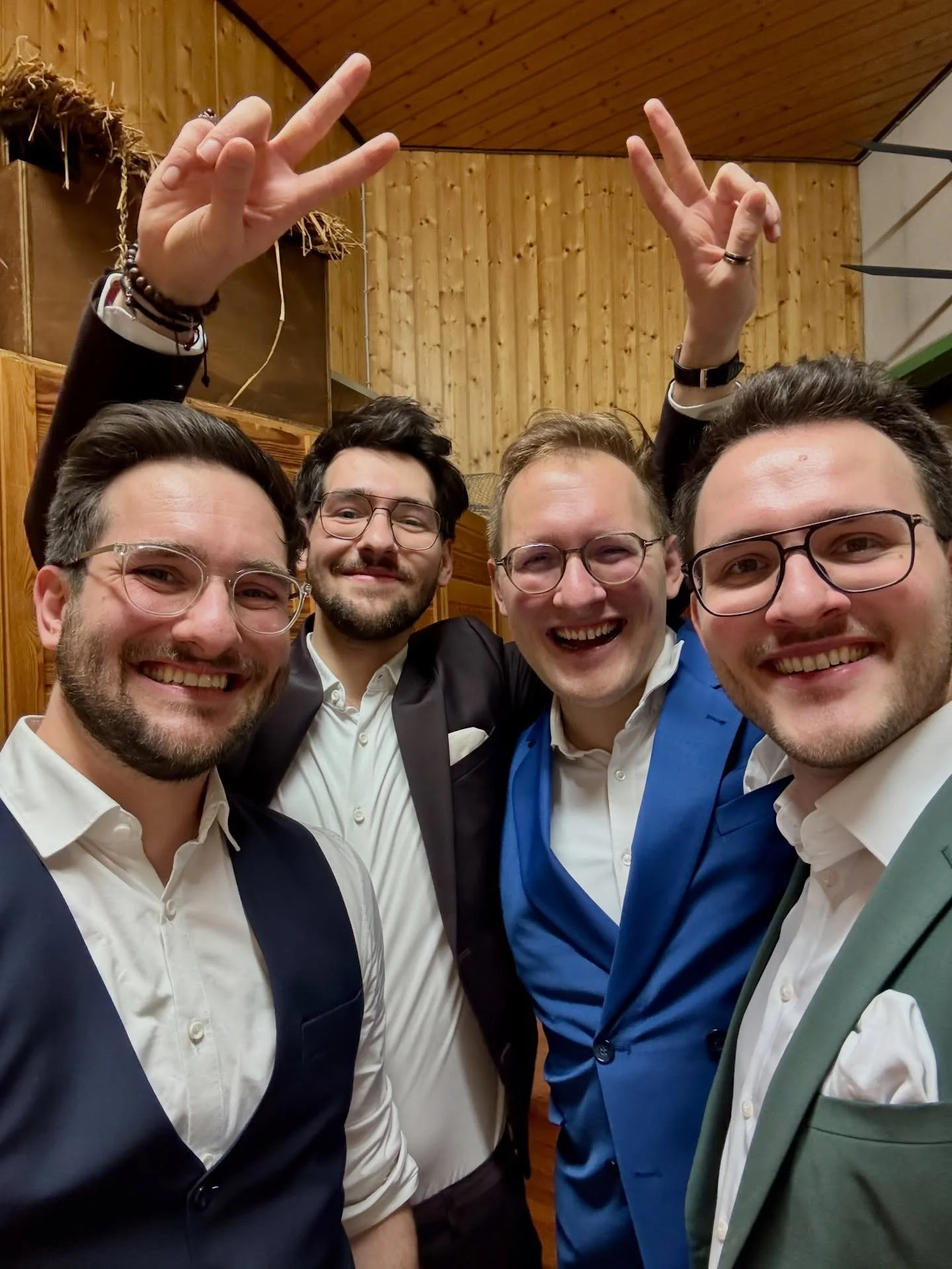 Danke, 2025.
Was f&uuml;r ein Jahr. ✨

Wir Hanke Brothers sagen von Herzen Danke &ndash; f&uuml;r eure Begleitung, euer Vertrauen und die vielen musikalischen Gl&uuml;cksmomente, die wir teilen durften. 🎶🤍

Kommt gut r&uuml;ber, bleibt gesund und g