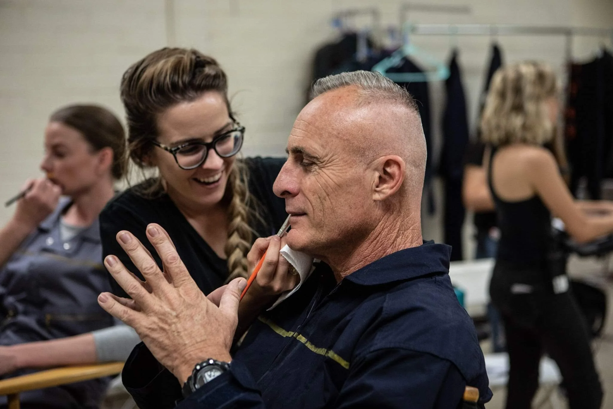 makeup artist, tv and film makeup, behind the chair, mua, behind the scenes, makeup artist with actor