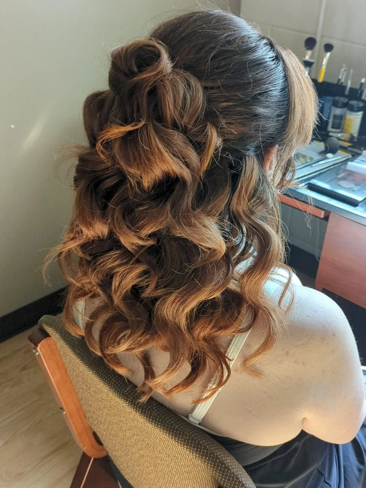 I've LOVED doing this hair style for JW - plus a huge round of applause for winning the talent portion of last night's competition! Big hair + big talent for the win! 
#missgeorgia #hairstyling #halfuphalfdownhairstyle #hairextensions #curlyhair #wa
