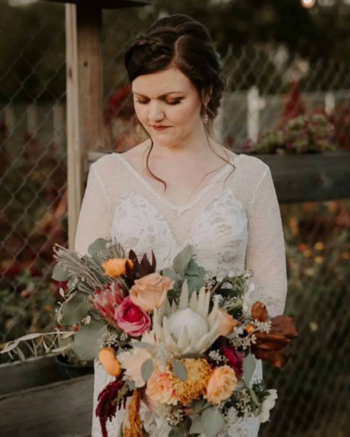 Soft autumn light, warm tones, and the kind of glow that only love (and great makeup) can give. 🍁
Fall weddings have a magic all their own — timeless, romantic, and effortlessly beautiful. 
Hair and makeup by me (pulling this from the archiv