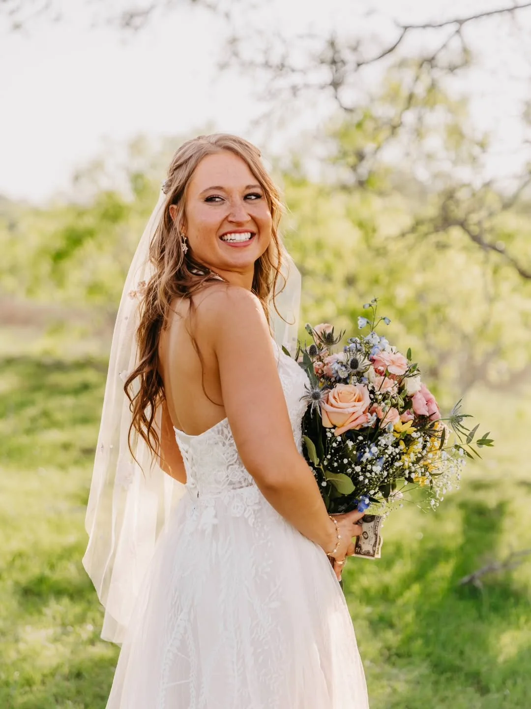 Knowing makeup and hair can last through any weather (today's cold or summer's heat) is key when hiring a makeup artist. Especially when we want the makeup to be shear enough to let freckles show through but coverage enough to feel glamorous!

And le