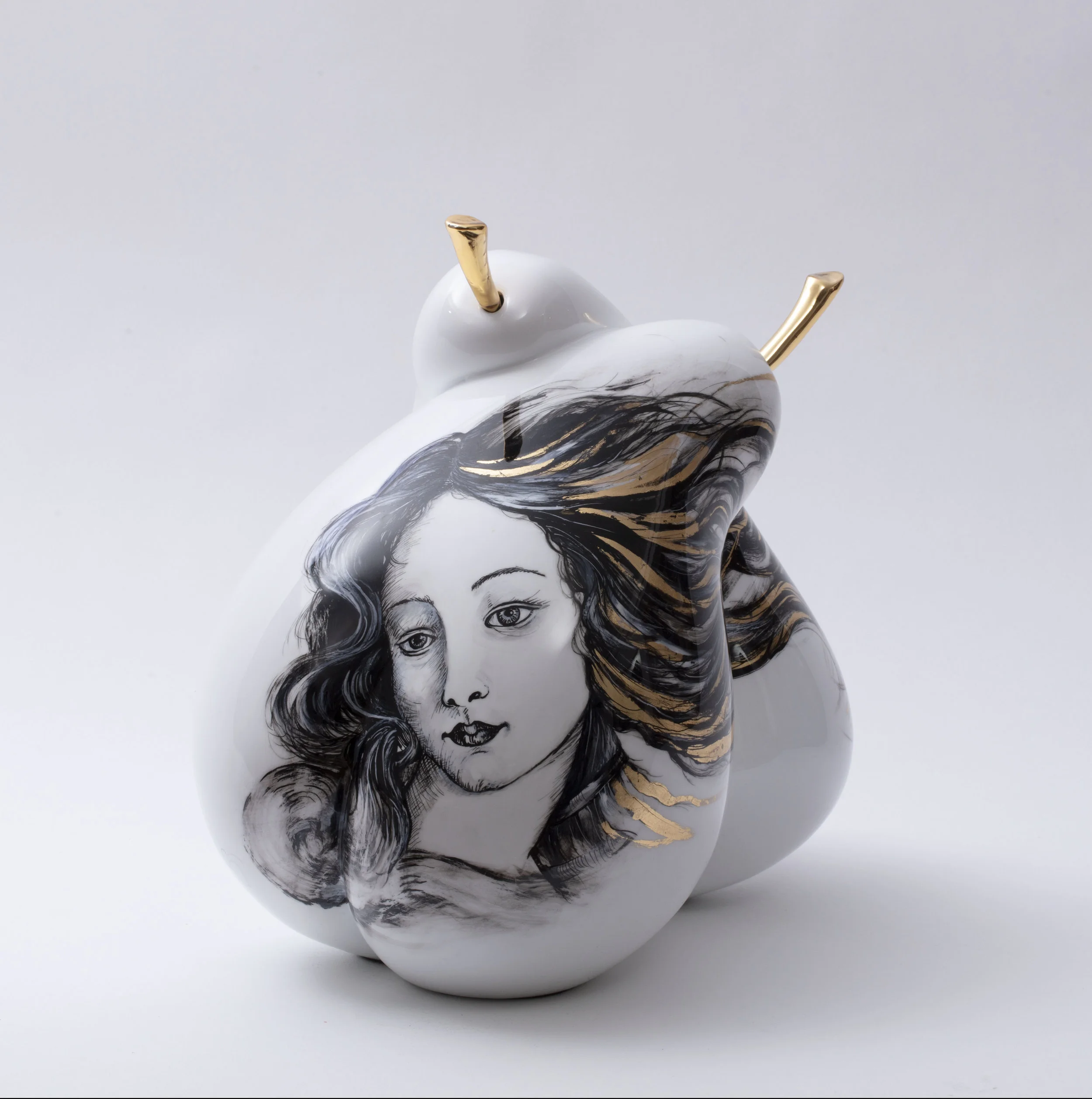 Venus - Pièce unique - Résine, feuille d’or, peinture et chrome - 32 X 30 x 28 cm